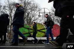 Učesnici prolaze pored bala sijena obojenih bojama "Semafora" - koalicije Zelenih, liberala i socijaldemokrata tokom protesta poljoprivrednika i vozača kamiona u Berlinu, Njemačka, 15. januara 2024.