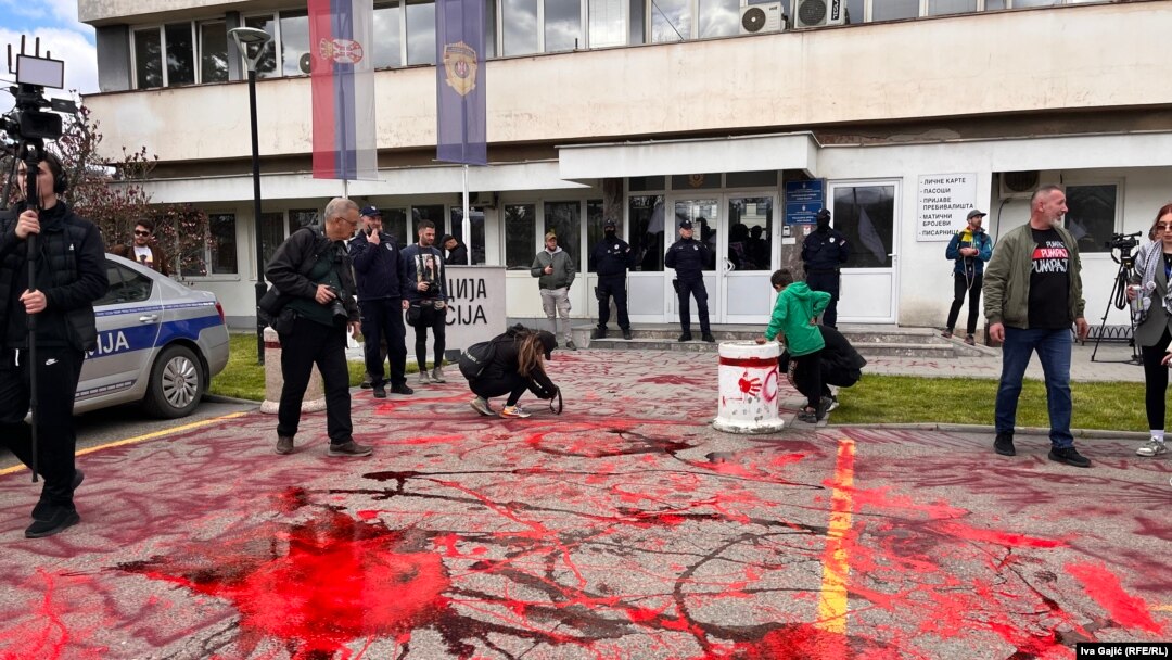 Демонстрантите истурија црвена боја пред зградата на полицијата во Нови Пазар, Србија, 12 април 2025 година