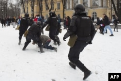 Столкновение полиции с демонстрантами во время митинга в поддержку заключенного в тюрьму лидера оппозиции Алексея Навального в Санкт-Петербурге 31 января 2021 года.