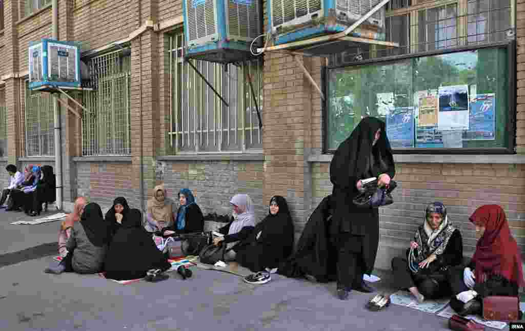 خانواده&zwnj;های ایرانی کماکان نگرانی برای فرزندان کنکوری&zwnj;شان را در سرلوحه امور خود قرار می&zwnj;دهند.