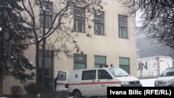 Sead Palić u klinički centar je primljen početkom marta zbog nesnosnih bolova i teškog disanja (na fotografiji vozilo Kliničkog centra u krugu klinke)