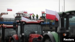 В «Укрзалізниці» наголошують, що чітко дотримуються запровадженої у квітні 2023 року заборони на імпорт зернових вантажів до Польщі та перевозять лише транзитом ці вантажі 