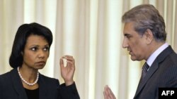 Pakistani Foreign Minister Shah Mehmood Qureshi (left) with U.S. Secretary of State Rice at the prime minister's house in Islamabad