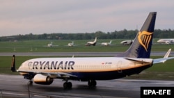 A Ryanair Boeing 737-800 gépe landol a vilniusi nemzetközi repülőtéren 2021. május 23-án