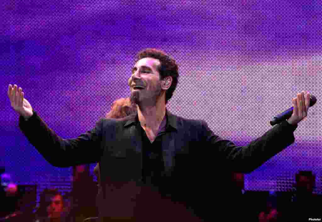 U.S.-Armenian rock singer Serj Tankian performs a concert in Yerevan. Tankian, the lead singer of the California-based System of a Down, said Armenia must boost the rule of law and combat corruption in order to address the country's main problems.Photo by Photolur