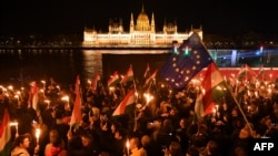 Pristalice proevropske konzervativne partije Tisa slave posle izbora u Mađarskoj na kojima je dosadašnji premijer Viktor Orban i njegov desničarski Fides doživeo ubedljiv poraz, Budimpešta, 12. april 2026.