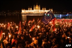 Прыхільнікі партыі «Тыса» сьвяткуюць перамогу ля штабу на беразе Дунаю ў Будапэшце. 12 красавіка 2026 году