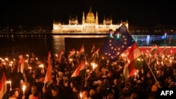 Proslava pobede opozicione partije Tisa u Budimpešti, 12. april 2026. Lider Tise, Peter Mađar, osvojio je dvotrećinsku većinu na izborima, kojima je prekinuta šesnaestogodišnja vladavina Viktora Orbana. 