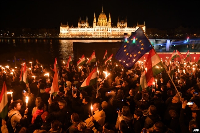 Mbështetësit e Magyarit duke festuar në Budapest.