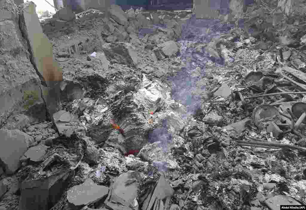 Јагленисани остатоци од училишна библиотека во Лашкар Гах по воздушен напад.