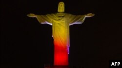 Ілюстрацыйнае фота. Статуя Хрыста Збавіцеля ў Рыё-дэ-Жанэйра, падсьвечаная ў колеры нямецкага сьцяга