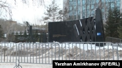 Астана қаласындағы Ашаршылық құрбандарының рухына арналған монумент оқшауланған. Астана. 16 желтоқсан 2025 жыл. Скриншот Ержан Әмірханов түсірген видеодан алынды.