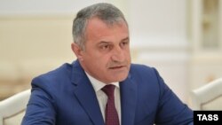 После очередного срыва заседания Анатолий Ильич заявил журналистам о возможном роспуске парламента