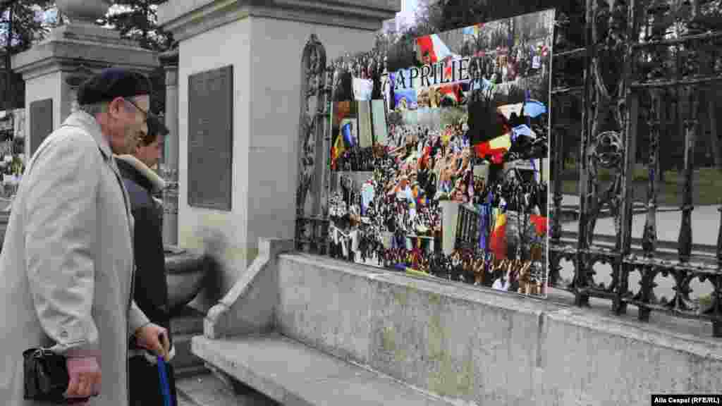 Expoziție de fotografii luate timpul evenimentelor din aprilie 2009 organizată &icirc;n grădina publică din Chișinău de organizația de tineret a PL, 7 aprilie 2013.