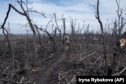 Një fotografi nga arkivi e një ushtari ukrainas duke lëvizur afër Klishçivkas në mars 2024.