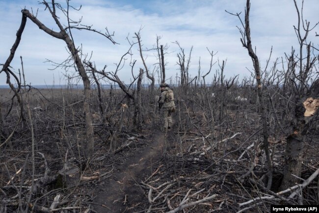 Një fotografi nga arkivi e një ushtari ukrainas duke lëvizur afër Klishçivkas në mars 2024.