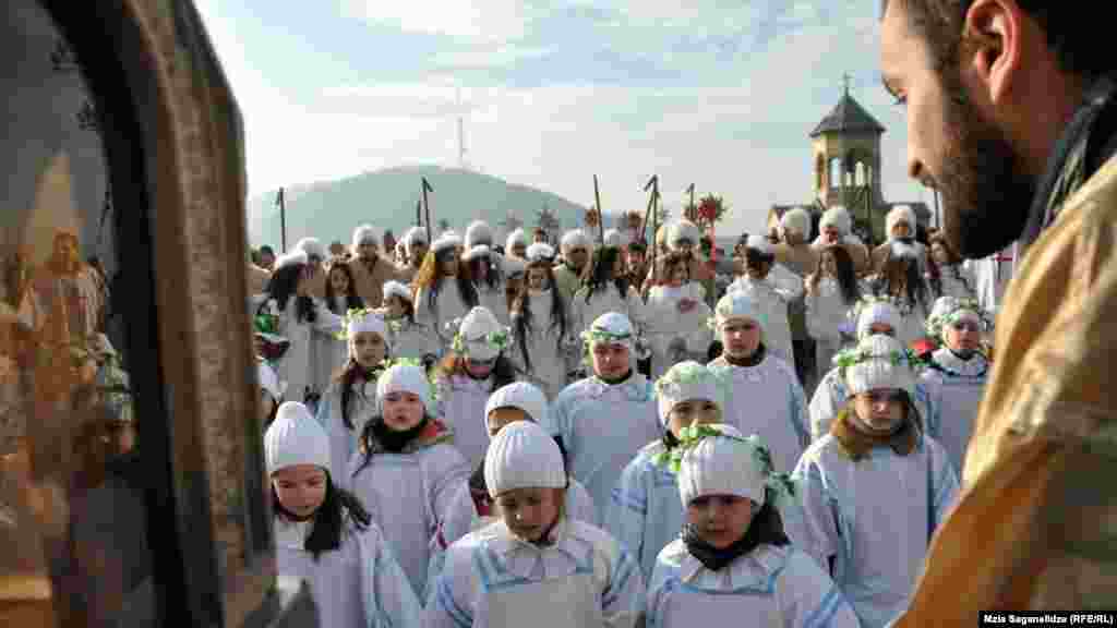 ალილოს დღესასწაული თბილისში. ბავშვები ანგელოზების როლში