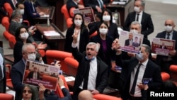 Deputatul Ömer Faruk Gergerlioğlu și colegii săi din partidul pro-kurd HDP, protestând în parlamentul de la Ankara