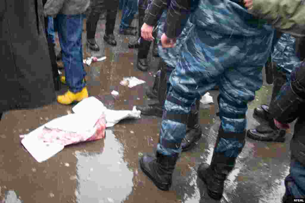 Да и развернуть транспарант не было никакой возможности