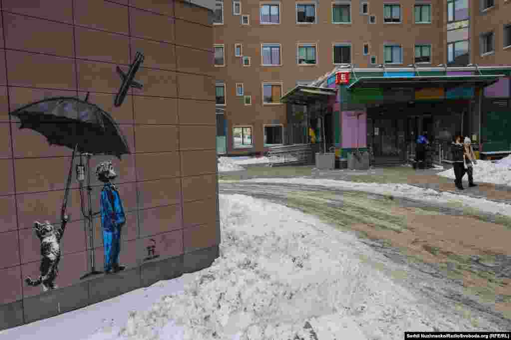 У грудні 2025 року на території дитячої лікарні «Охматдит» у Києві зʼявився мурал-графіті, на якому зображений хлопчик із крапельницею та кіт із парасолькою, який символічно захищає хлопчика від ракети, що наближається. Графіті створив український художник Андрій Єрмоленко. У такий спосіб автор вирішив привернути увагу світової спільноти до необхідності посилення ППО в Україні