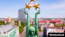 Вид на Ригу. На переднем плане – фрагмент монумента с тремя звездами, государственным символом Латвии