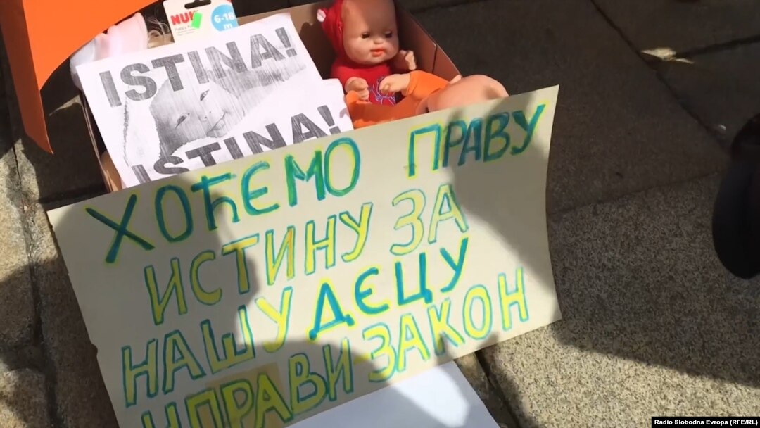U Srbiji više od 2.000 roditelja traži istinu o bebama rođenim pre dve, tri i više decenija, za koju im je u porodilištima rečeno da su umrla, u šta sumnjaju, jer mnogi od njih nikada nisu dobili ni tela dece, ni prateću dokumentaciju