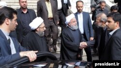 گزارش شده که «توافق ضمنی» در مورد تغییر ساختار دولت در جلسه سران قوا در روز شنبه به دست آمده است.