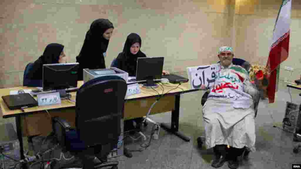 Preizdentliyə namizəd olmaq istəyən İran vətəndaşlarından biri Tehranda Daxili İşlər Nazirliyində adını siyahıya yazdırır. 7 may 2013