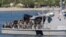 Судно греческой береговой охраны доставляет мигрантов в порт Агия Галини на острове Крит, Греция, 6 июля 2025 года