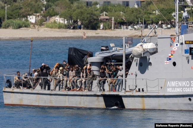 Корабль береговой охраны Греции перевозит сотни найденных в море нелегальных мигрантов в порты островов Гавдос и Крит. 6 июля 2025 года