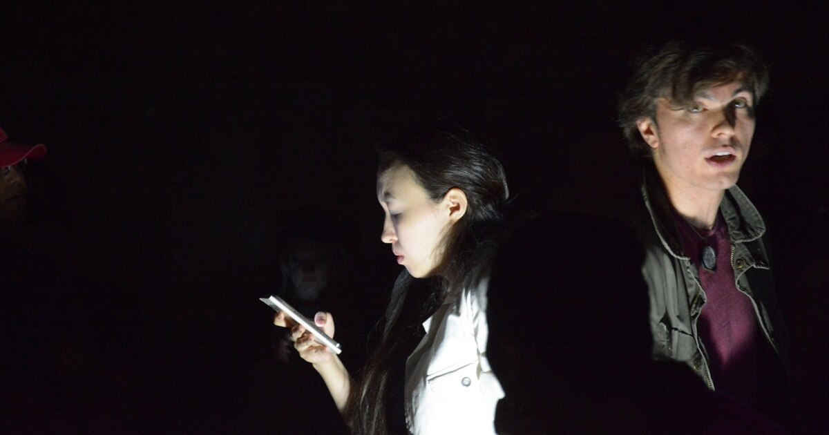 Апай кискаға мастурбация жасайды