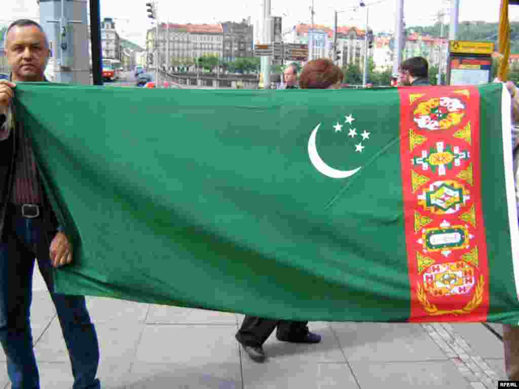 Türkmənlərin Praqada piketi 