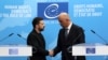Președintele Ucrainei, Volodimir Zelenski, și secretarul general al Consiliului Europei, Alain Berset, și-au dat mâna după semnarea acordului de înființare a unui tribunal special care va judeca înalți oficiali responsabili de invazia Rusiei în Ucraina.