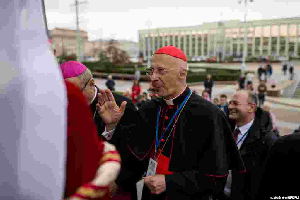 Сур&rsquo;ёзнае пытаньне, якое будзе абмяркоўвацца на&nbsp;дзяржаўным узроўні,&nbsp;&mdash; гэта дазвол на&nbsp;служэньне ў&nbsp;Беларусі замежным сьвятарам. Такую інфармацыю паведаміў кардынал Анджэлё Баньняска, арцыбіскуп Генуі (на фота). &nbsp;