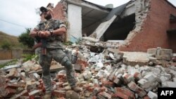 Українські бійці у зруйнованому Широкині після чергового обстрілу з боку бойовиків, архівне фото