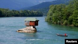 Kuća na rijeci Drini u blizini Bajine Bašte i granice sa BiH