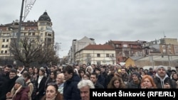 Okupljeni ispred Gimnazije "Jovan Jovanović Zmaj", Novi Sad, 13. decembar 2024.