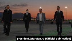 Minnihanowy Aşgabadyň aeroportynda prezidentiň ogly - Serdar Berdimuhamedow garşylaýar.