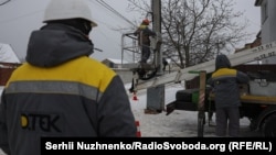 Ілюстраційне фото. Ремонтна бригада ДТЕК відновлює електропостачання після обстрілів армії РФ, Київ, 27 січня 2026 року