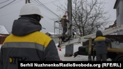Ремонтна бригада ДТЕК відновлює електропостачання після обстрілів армії РФ, Київ, 27 січня 2026 року