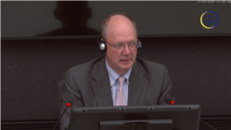 Paul Williams, ish-këshilltar ligjor i delegacionit kosovar në bisedimet e Rambujesë më 1999, dëshmon pro ish-presidentit kosovar Hashim Thaçi në gjykatën e Kosovës në Hagë, 17 shtator.