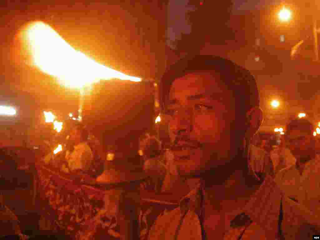 Pakistan - Molitva za mir - Gradjani Karachija, grada sa 16 milijuna ljudi, su palili baklje na ulicama tražeći mir i prestanak borbi.