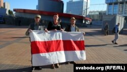 Юрась Навіцкі, Тацяна Давыдзенка, Алесь Марчанка зь беларускім сьцягам у Кіеве каля станцыі мэтро “Алімпійская”
