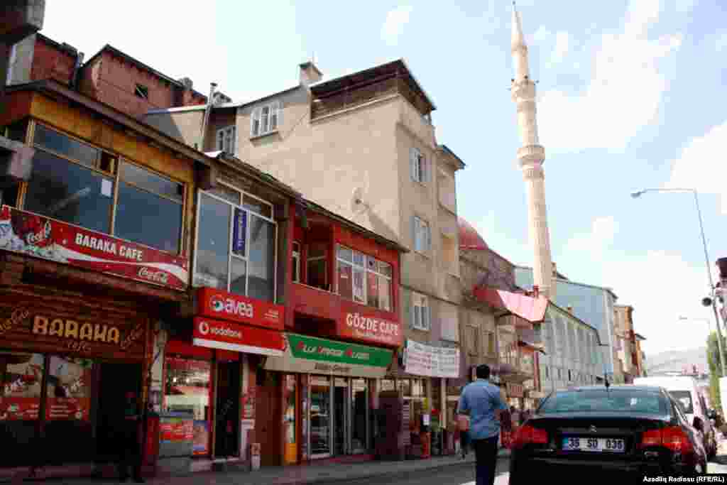 Qəsəbənin dağ ətəyində yerləşməsi, hər tərəfin dağlarla əhatələnməsi və qışda yağıntının çox olmasına görə Sarıqamış qış turizmi üçün Türkiyədə sayılıb-seçilən yerlərdəndir. 