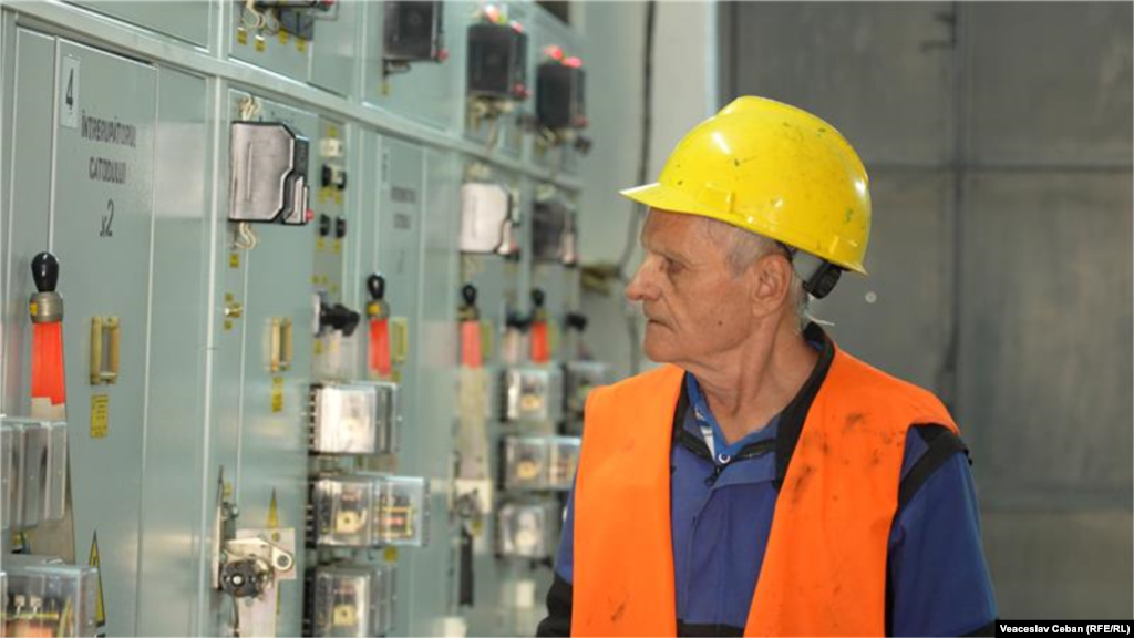 Ion Cearca (80 ani) este cel mai vârstnic angajat al Regiei Transport Electric din Chișinău. Timp de 15 ani a fost șofer de troleibuz, iar de 35 lucrează ca electromontor în substația care alimentează liniile de pe principalele străzi din centrul capitalei.