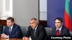 Ministrul rus al energiei, Sergei Shmatko, premierul Boiko Borisov și ministrul bulgar Traicio Traikov după ultima rundă de tratative la Sofia