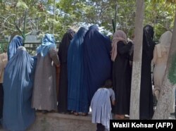 Femei refugiate la Kabul de teama milițiilor Taliban, Afganistan, 13 august 2021.