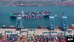 تجارت چین با اتحادیه اروپا و آمریکا پارسال نیز به ترتیب ۱۰ درصد و ۱۳ درصد کاهش یافته بود