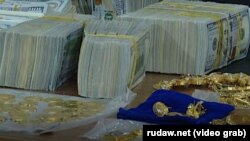ارشیف، پیسې او سره زر