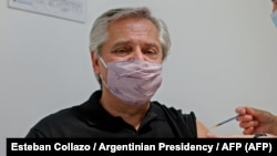 Вакцинация президента Аргентины Альберто Фернандеса